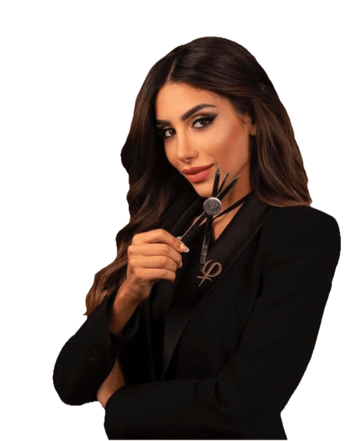 Amira Bechini in blazer nero, con il compasso per sopracciglia in mano