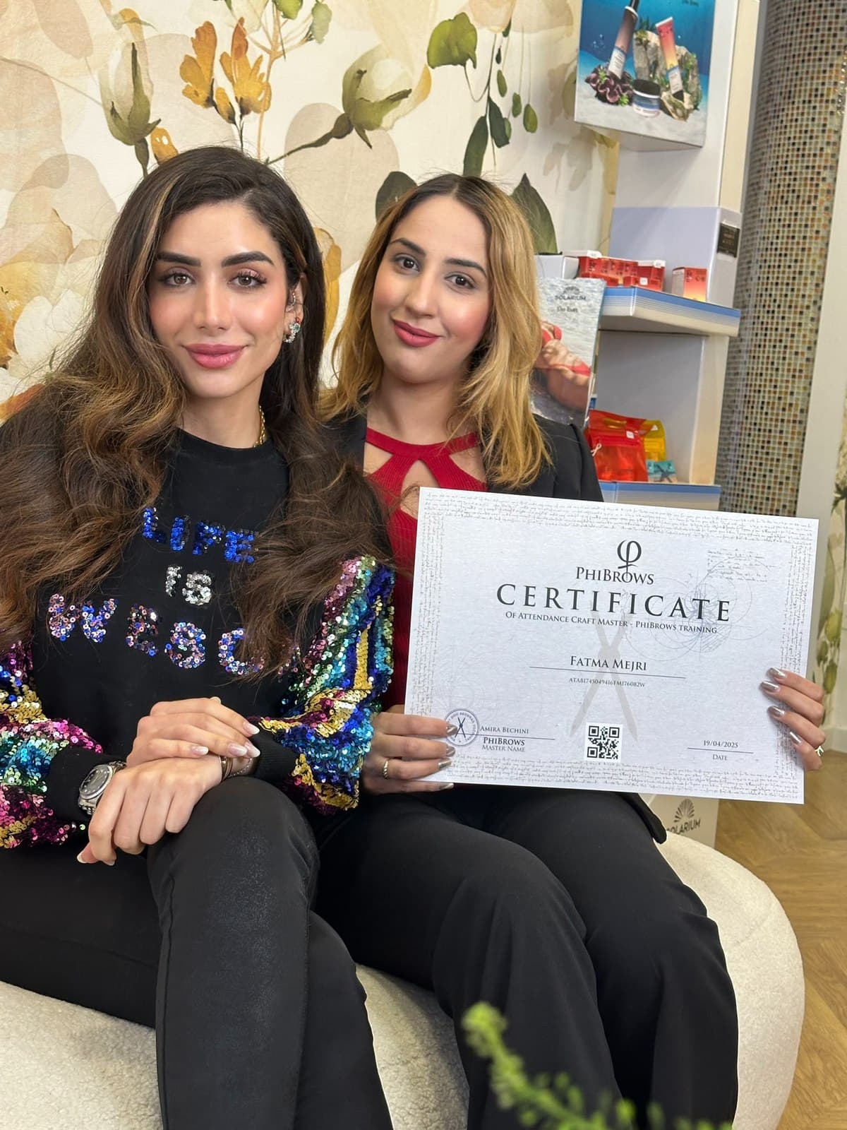Consegna della certificazione PhiBrows a un’allieva
